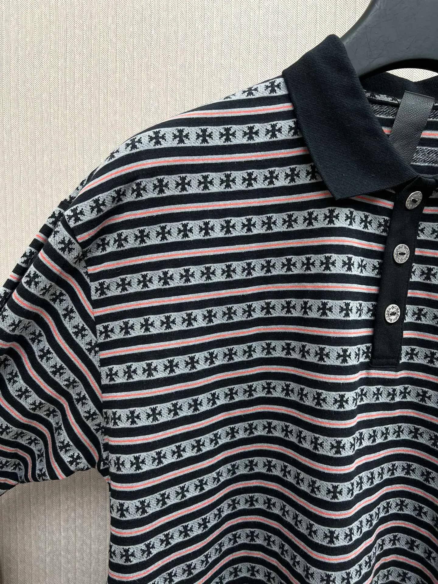 🅿️430 Croix Heart 25 Ss striped POLO long sleeves. Minimum order of 1,000 meters for yarn-dyed fabric. Expensive. The embroidery uses imported Tajima embroidery machine. The collar leather tag is made of imported lambskin. The hardware is made of real antique silver. The cost is extremely expensive. Size: S.M.L